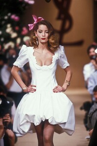 1143379175_YvesSaintLaurent1990HauteCouture176.thumb.jpg.46c535ab32ee9ffcd565aa9084838eb6.jpg