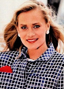 1477479042_ParisElegance1981NeedID(1).thumb.jpg.32d5fe9679d9c4e0280afd25c5c7a46d.jpg