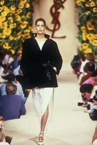 1483404433_YvesSaintLaurent1994HauteCouture187.thumb.jpg.ea8cefbe78eeaaf3fc7bcce95ee83a4a.jpg