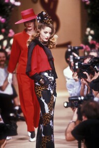 1502974201_YvesSaintLaurent1990HauteCouture107.thumb.jpg.1128204355d0cfe38bc9eaba7572ceb9.jpg