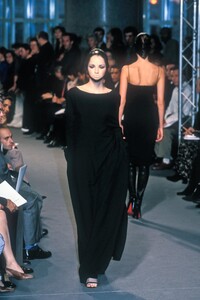 1512661228_Balenciaga1998WomenRTW54.thumb.jpg.664da51bdfa5cf73fe21ac40109a7efc.jpg