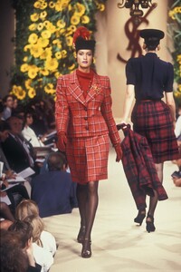 1526622478_YvesSaintLaurent1994HauteCouture94.thumb.jpg.690e1c709c48dd7d354407ef42a254fb.jpg