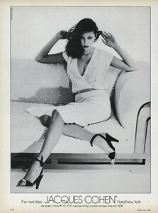 1527189236_VOGUEUSApr198004.thumb.jpg.d59f84392fdcd281a5cb5d548713ffb4.jpg