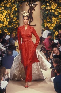 1567469689_YvesSaintLaurent1994HauteCouture201.thumb.jpg.7138f1a9cc9e2f5908803a22be187093.jpg