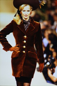 1623014298_ysl-hc-fw-1992(5).thumb.jpg.e4a5c8f85a293c77149e41b99bcec0a4.jpg