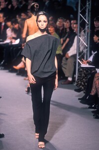 1680147368_Balenciaga1998WomenRTW5.thumb.jpg.95ed8da78c17316b987381626fe37e5a.jpg