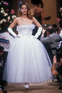 1736615249_YvesSaintLaurent1990HauteCouture188.thumb.jpg.9b64ab933989104cb9c3cc6744477dfb.jpg