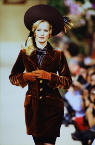 1738914458_ysl-hc-fw-1992(7).thumb.jpg.6214cc4d94df9d0db160d47416f97747.jpg