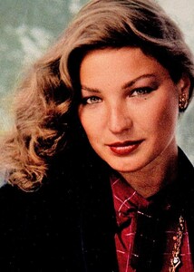 1933457554_EleganceParisFall-Winter81-82(63).thumb.jpg.9ad9080506403dda015a844bb1ddf77e.jpg