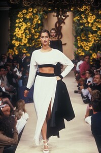 1962802748_YvesSaintLaurent1994HauteCouture188.thumb.jpg.bec14a5ca1bc16a59bb2ac9eef4d85d4.jpg