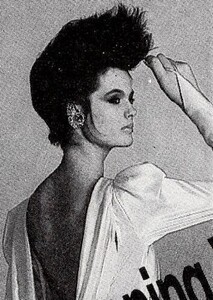 2070476488_HarpersQueen19871-1(10).thumb.jpg.f16f2a0f93376f76bc550caa3d64d974.jpg
