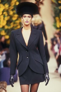 2112262294_YvesSaintLaurent1994HauteCouture62.thumb.jpg.f759ce2f598a1050531e0b02f9fd43c3.jpg