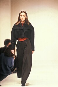 2126276797_HelmutLang1987WomenRTW15.jpg.1319c078e482b9024c9788970b192440.thumb.jpg.7d3e4f6ef06c7c6158ce60db0040223c.jpg