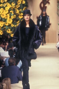 225474356_YvesSaintLaurent1994HauteCouture141.thumb.jpg.cdedbca28ef6b3e9ec675878789bd567.jpg