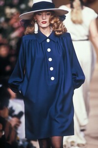 242545904_YvesSaintLaurent1990HauteCouture23.thumb.jpg.f011bf39e7966e9bf8c2ab89663a5a5a.jpg