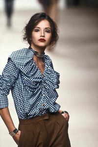 301283982_VivienneWestwood2000WomenRTW6.thumb.jpg.4f17cfb1c1cdb0ef67d71a6601a1895c.jpg