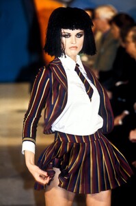 406676749_JohnGalliano1997WomenRTW26.thumb.jpg.c12b76fb09c03180442ea649eada38f4.jpg