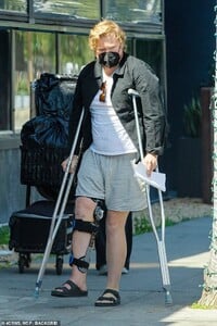 41481896-9448209-Ouch_Jesse_Plemons_33_was_the_worse_for_wear_when_he_was_spotted-a-7_1617863260835.jpg