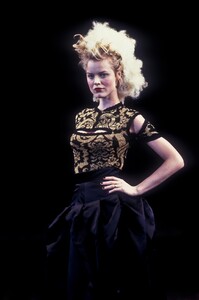 454236351_VivienneWestwood1997WomenRTW102.thumb.jpg.e2f757ec251a1e21a37cb9d3e856e86f.jpg