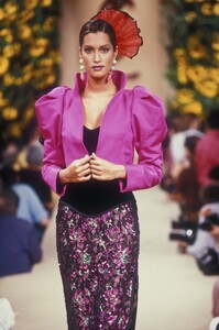 511283_YvesSaintLaurent1994HauteCouture128.thumb.jpg.f738854c88a23c752c112ca2f9d16a7e.jpg