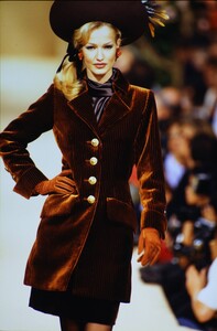 542405041_ysl-hc-fw-1992(9).thumb.jpg.be01442eb906bb2103623c357e813567.jpg