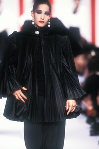 606327479_Valentino1985WomenRTW19.thumb.jpg.94b24d31fadb0a1f17a0011f2215c7b6.jpg