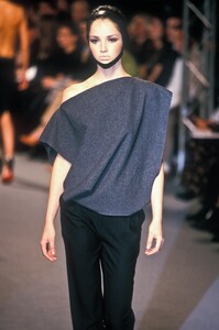 637890421_Balenciaga1998WomenRTW7.thumb.jpg.65ed1a7ba840b67cbaf181bcedd9afac.jpg