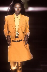 658848256_Versace1992WomenRTW6.thumb.jpg.ff89697cc0f686660a67284b7fcc24bb.jpg