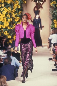 687165933_YvesSaintLaurent1994HauteCouture126.thumb.jpg.17bdc737aeaa7591df474fc13782b56b.jpg