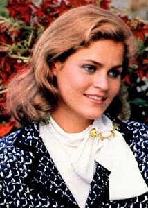 7556795_EleganceParis1981Kertulla(5)-Copy.thumb.jpg.46aa6de4879eb35b47e95f0ffe9453fc.jpg