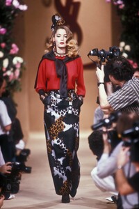 792403205_YvesSaintLaurent1990HauteCouture106.thumb.jpg.bb560788fd8369500b21eaddc0dbad75.jpg