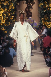 836041566_YvesSaintLaurent1994HauteCouture200.thumb.jpg.f9f6b8278d62fffaf6c711439f0cf423.jpg