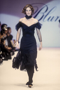 863013982_Blumarine1993WomenRTW3.thumb.jpg.0987bf1f600cdc39111da04a8f6b45cb.jpg