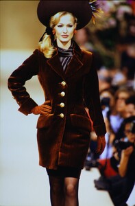 885423441_ysl-hc-fw-1992(10).thumb.jpg.c67249e6528f630fea022c3c5bdacda4.jpg