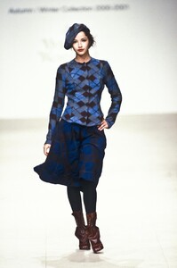 915967371_VivienneWestwood2000WomenRTW38.thumb.jpg.120d26f72c597426a2a68f3f3470c11d.jpg