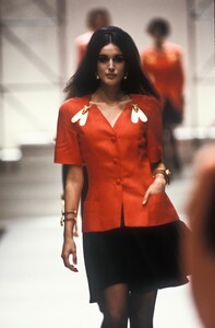 91816717_Fendi1991WomenRTW123.thumb.jpg.040658223293b2b72bed523e3c2bd244.jpg