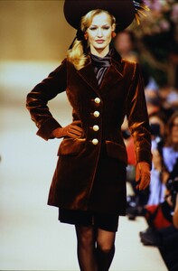 937500645_ysl-hc-fw-1992(6).thumb.jpg.6ba3a44d368426a92050dfd95f59609e.jpg