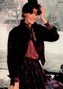 957090276_EleganceParisFall-Winter81-82(62).thumb.jpg.8a30a94c4ed1e071deb7e2b9c641c337.jpg