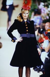 998891870_ysl-hc-fw-1992(16).thumb.jpg.62a47daba18e7e8309174c82576e2920.jpg