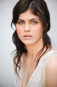 AlexandraDaddario76545678956788765997654.thumb.jpg.dfcee5077adbfaff0c89b3b21e4bd2ad.jpg