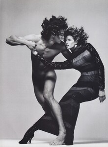 Avedon_Versace_Fall_Winter_1993_94_06.thumb.jpg.f0076ebdc25e79e22d5e3eaf4b87c093.jpg