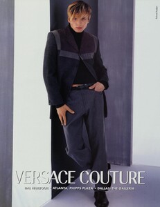 Avedon_Versace_Menswear_Fall_Winter_1997_98_06.thumb.jpg.45a75767cdf8d14a06609f173463035f.jpg