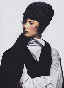 Change_Penn_US_Vogue_September_1993_02.thumb.jpg.568ee745b8e5aae930043a891b371872.jpg