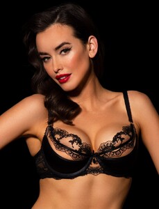 Charlotta_Bra_Front-_1_5acc7ee5-0403-4f42-98bc-a154ba3dac47_2100x.jpg