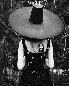 Hoyeon-Jung-Vogue-Korea-Cover-Photoshoot03.jpg