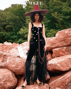 Hoyeon-Jung-Vogue-Korea-Cover-Photoshoot13.jpg