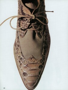 Penn_US_Vogue_March_1990_03.thumb.jpg.7c78003542782f3aa4bf038f3f965ead.jpg
