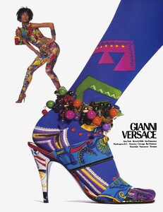 Penn_Versace_Spring_Summer_1991_04.thumb.jpg.8839cbb95f7ac974d167839606054b61.jpg