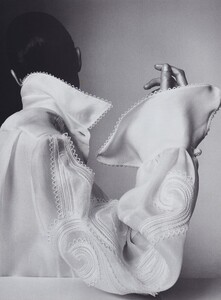 Romantic_Penn_US_Vogue_September_1993_02.thumb.jpg.10137537846296e3659f4b9f71514b7b.jpg