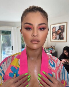 Selena-Gomez-Gorgeous-Boobs-1.jpg